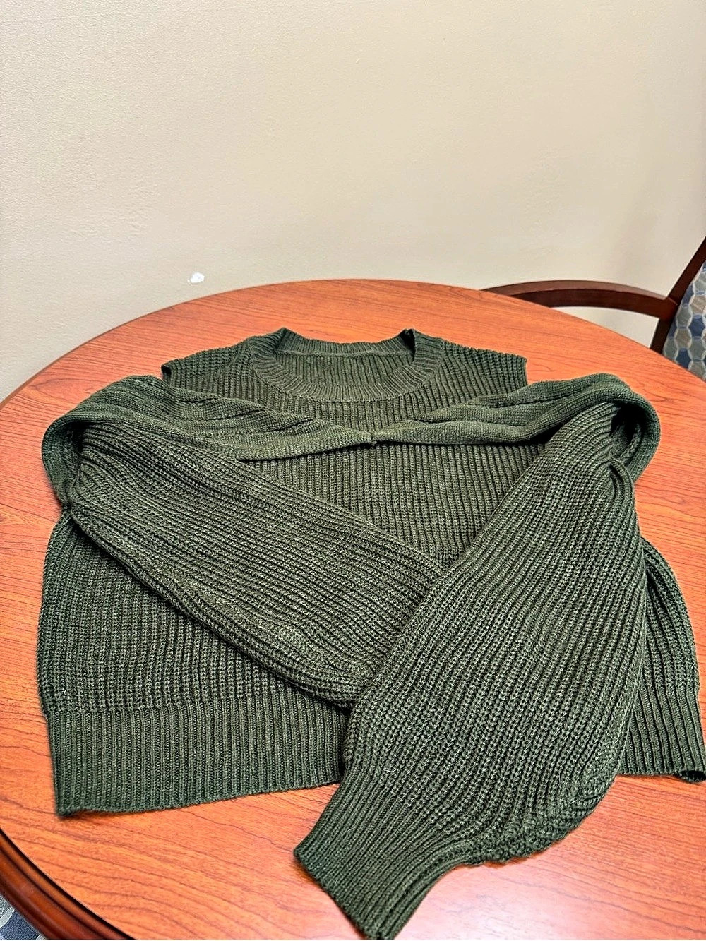 Ribbed Crew Neck Sweater in Green Like New